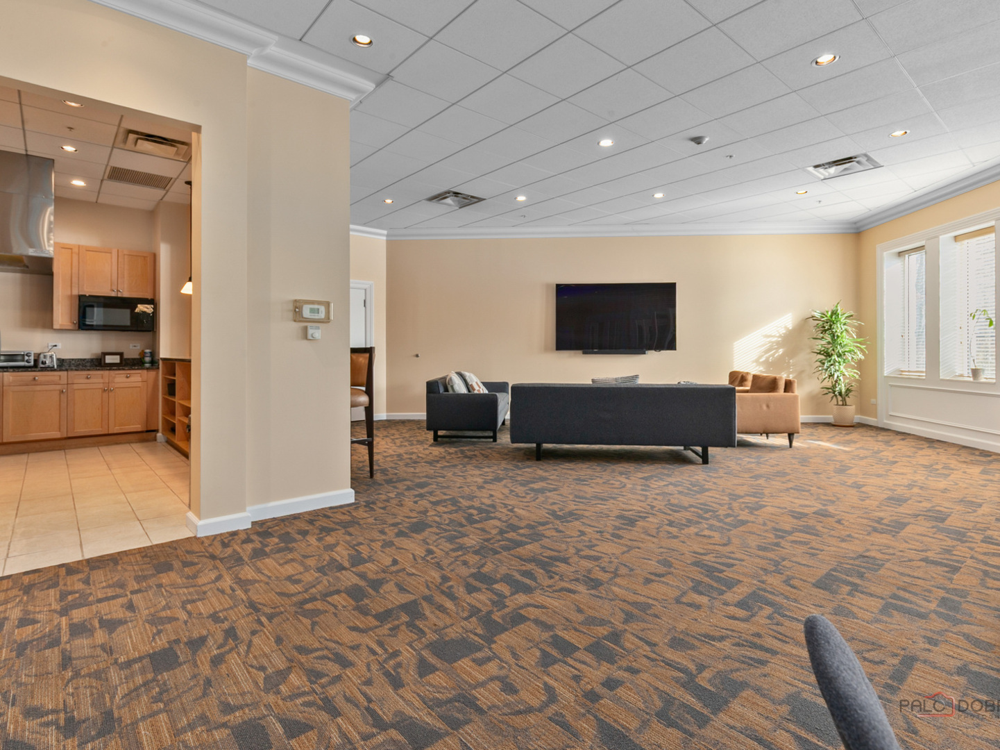 3535 Patten Road, Unit 6E Highland Park, IL 60035 - Photo 42 of 47 a living room with furniture and a flat screen tv