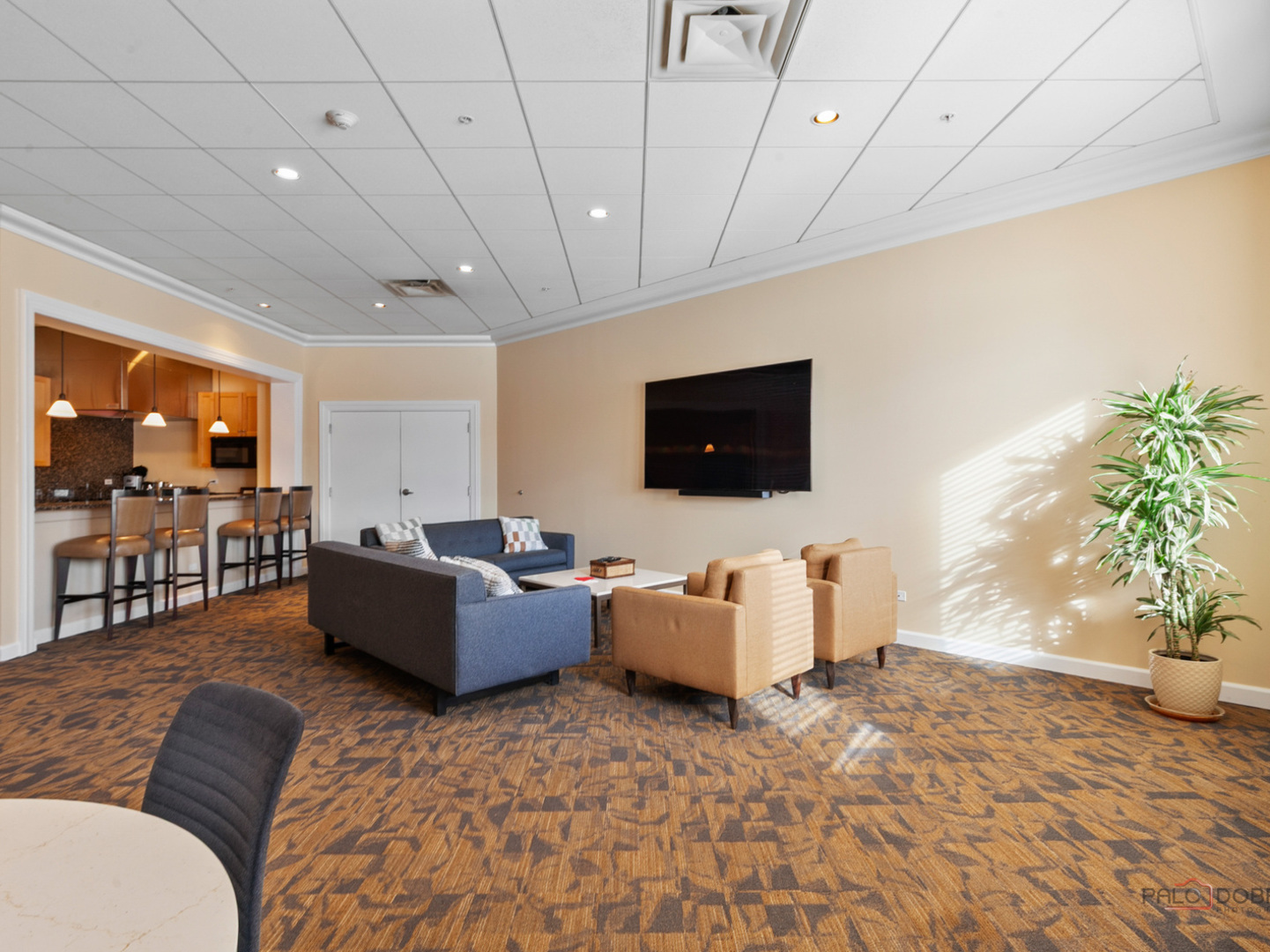 3535 Patten Road, Unit 6E Highland Park, IL 60035 - Photo 43 of 47 a living room with furniture and a flat screen tv