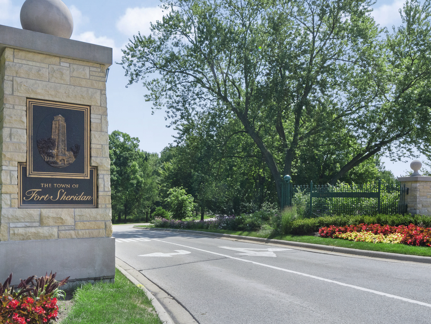 3535 Patten Road, Unit 6E Highland Park, IL 60035 - Photo 5 of 47 a front view of a house with a yard and a garage