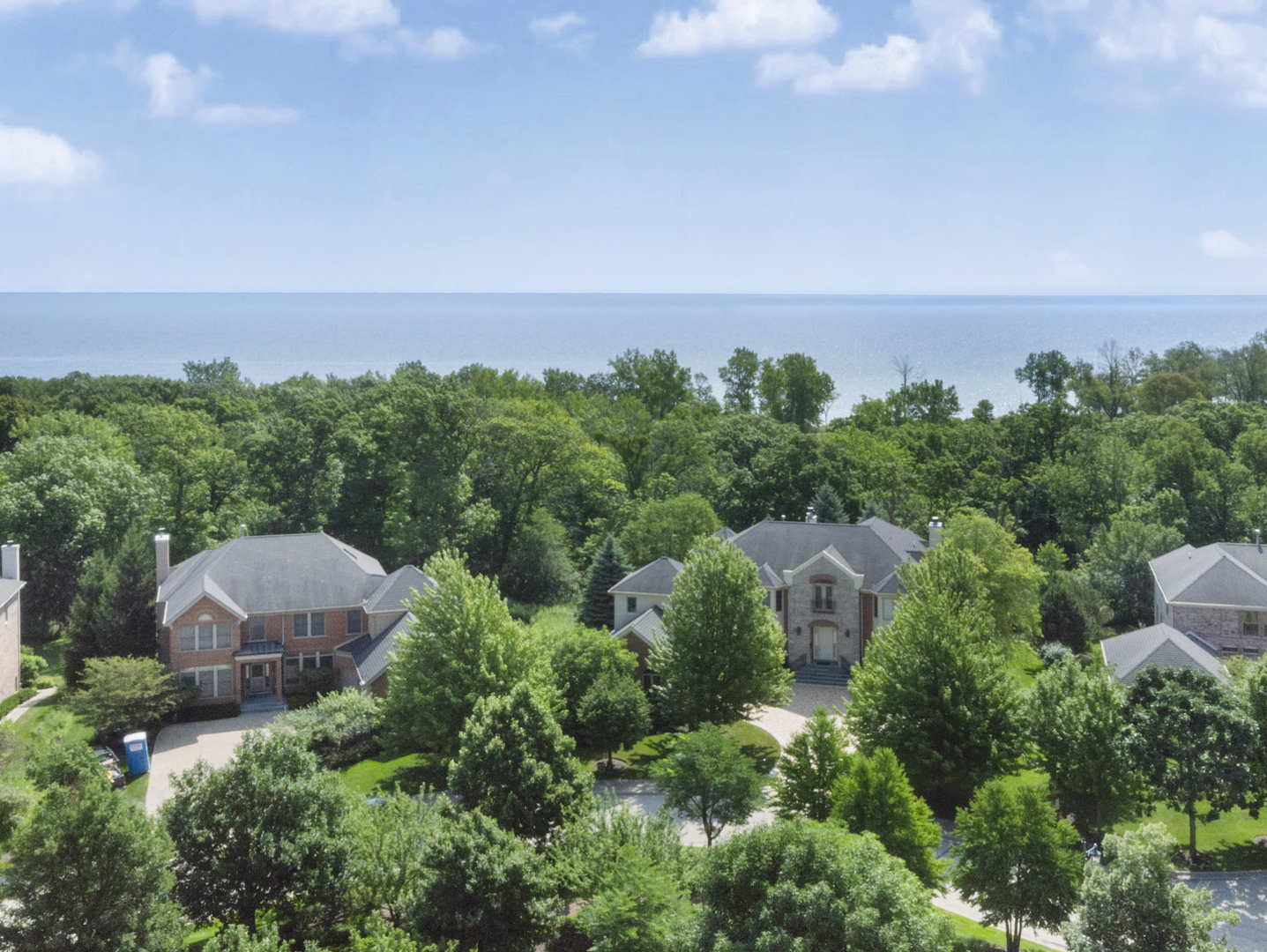 3535 Patten Road, Unit 6E Highland Park, IL 60035 - Photo 9 of 47 an aerial view of a house with mountain view
