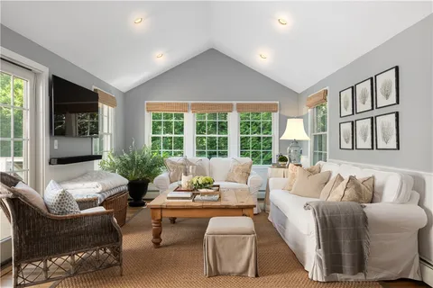 $1,195,000 | 3 Oak Manor Drive, Barrington, RI 02806