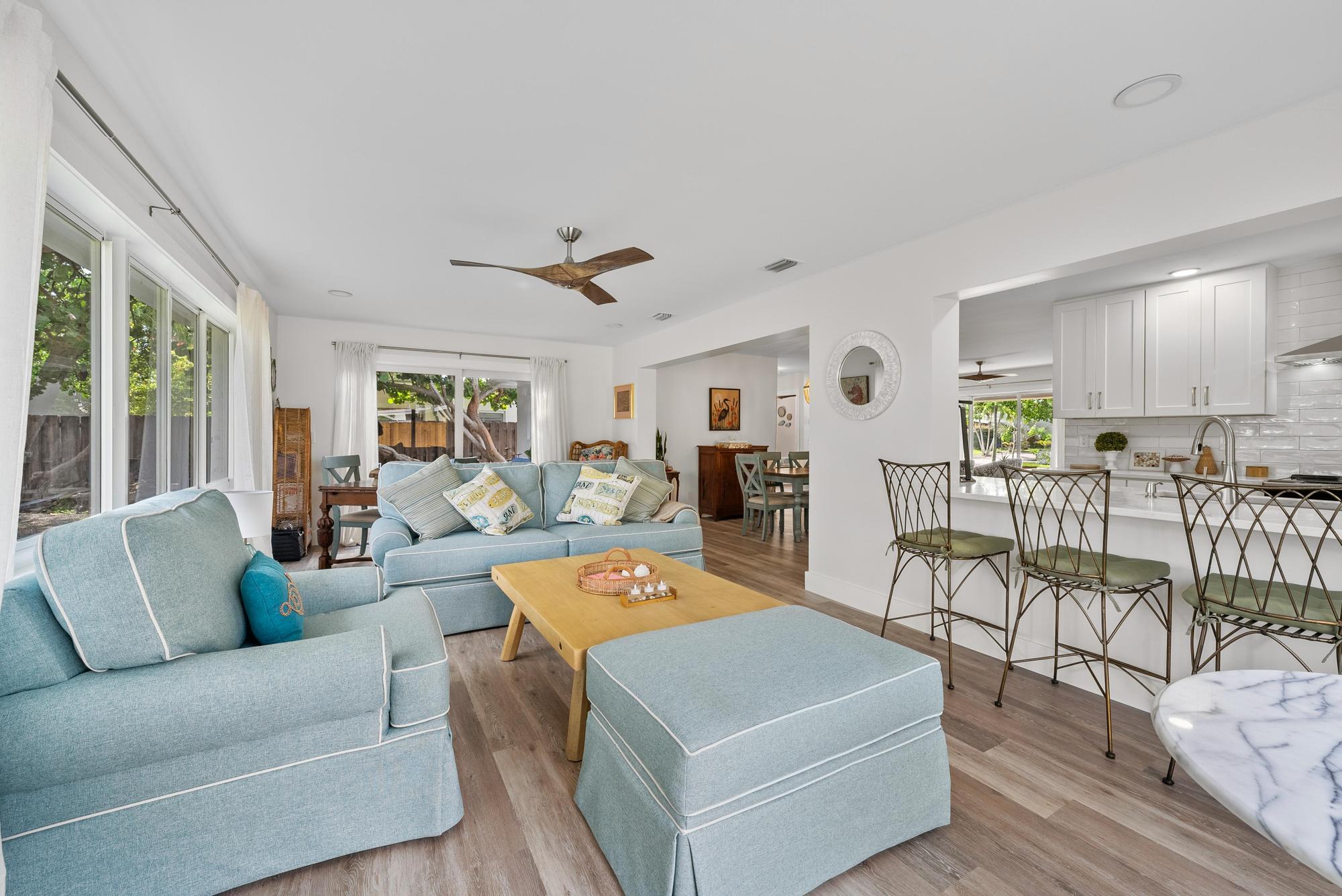 517 Gulf Road North Palm Beach, FL 33408 - Photo 18 of 59 a living room with furniture and a view of kitchen