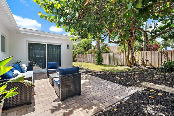 a view of an outdoor sitting area with a backyard