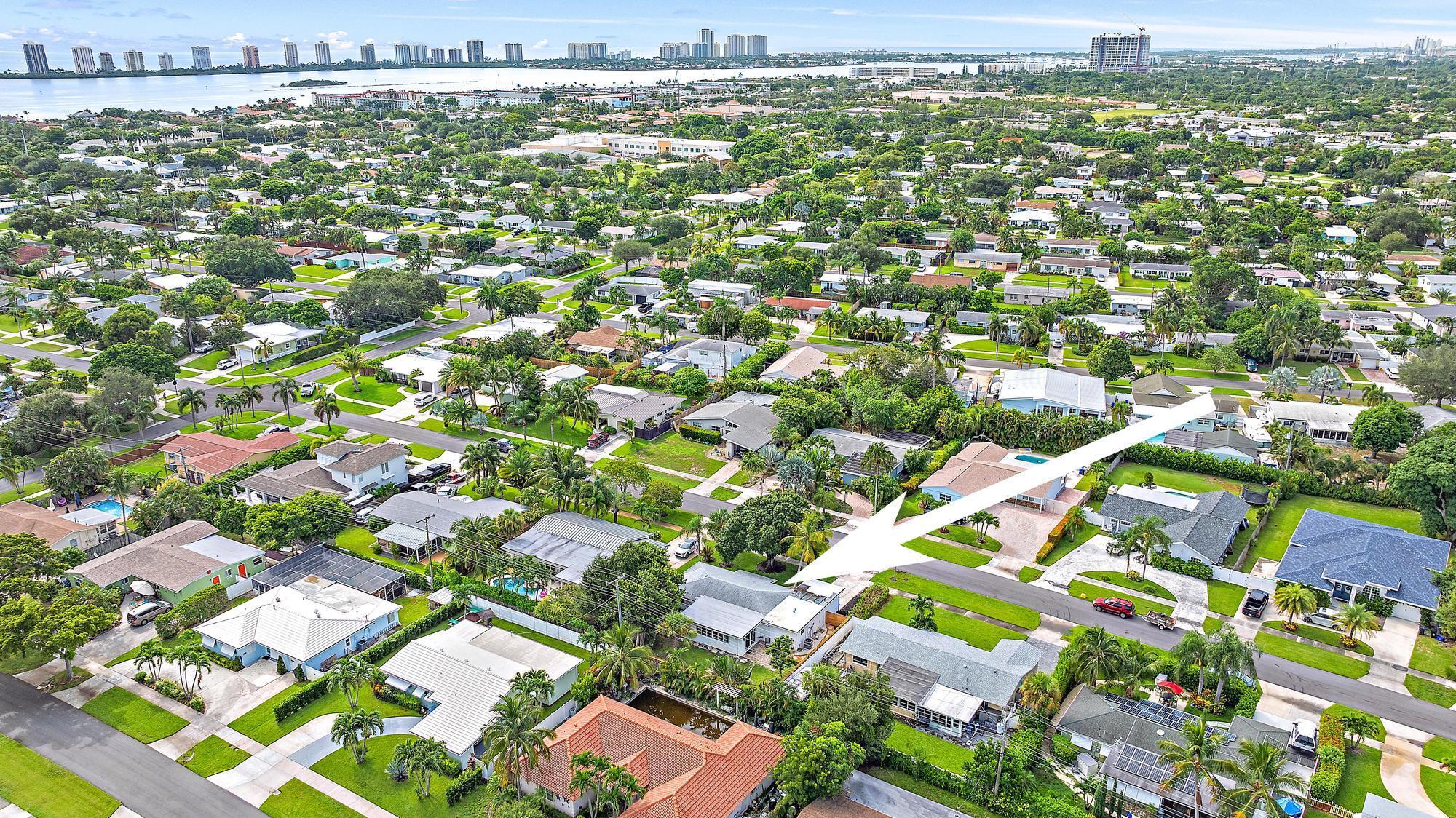 517 Gulf Road North Palm Beach, FL 33408 - Photo 40 of 59 view of city and green space