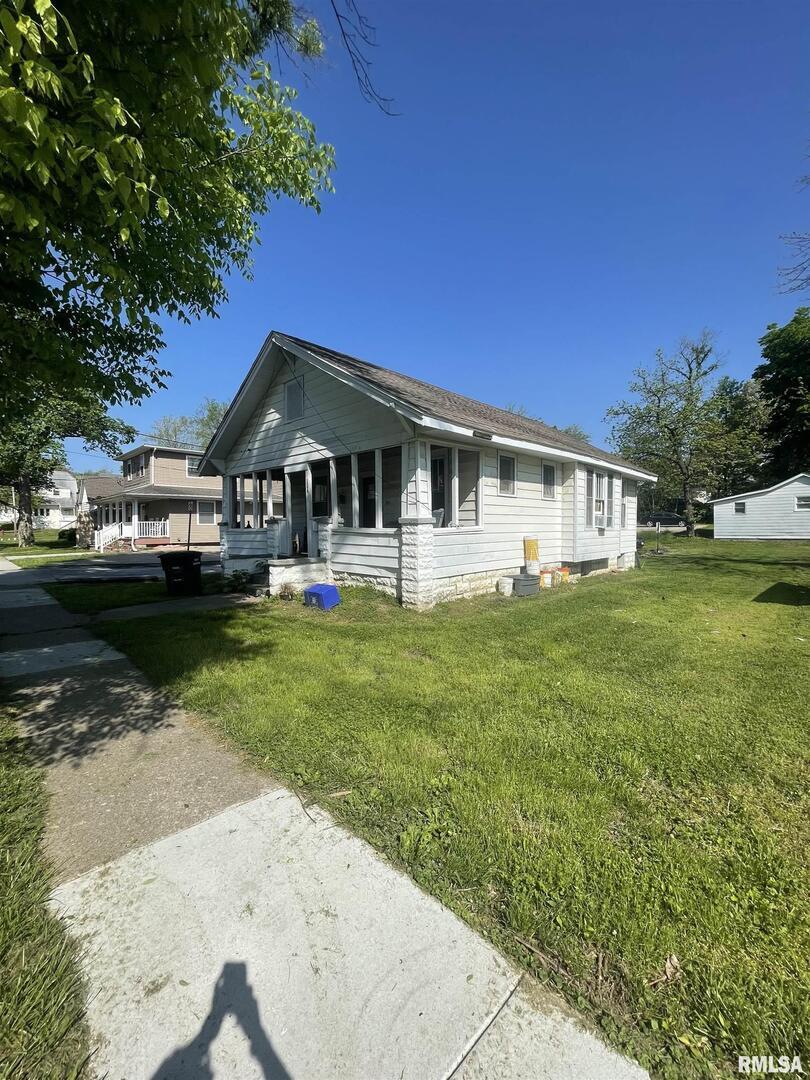 306 West Cherry Street Carbondale, IL 62901 - Photo 2 of 6 a front view of a house with garden