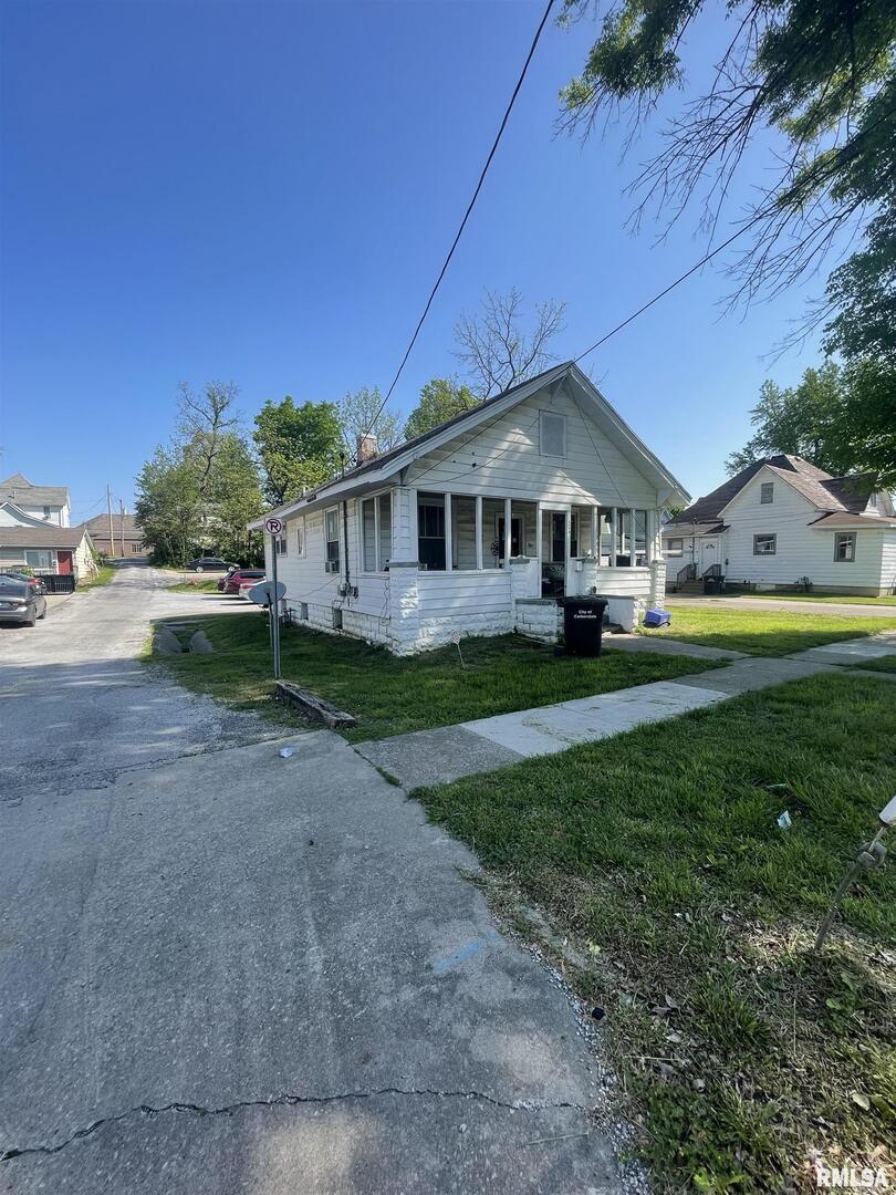 306 West Cherry Street Carbondale, IL 62901 - Photo 3 of 6 a front view of a house with garden