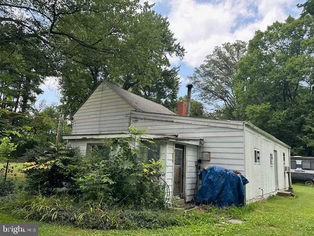 a view of a house with a yard and plants