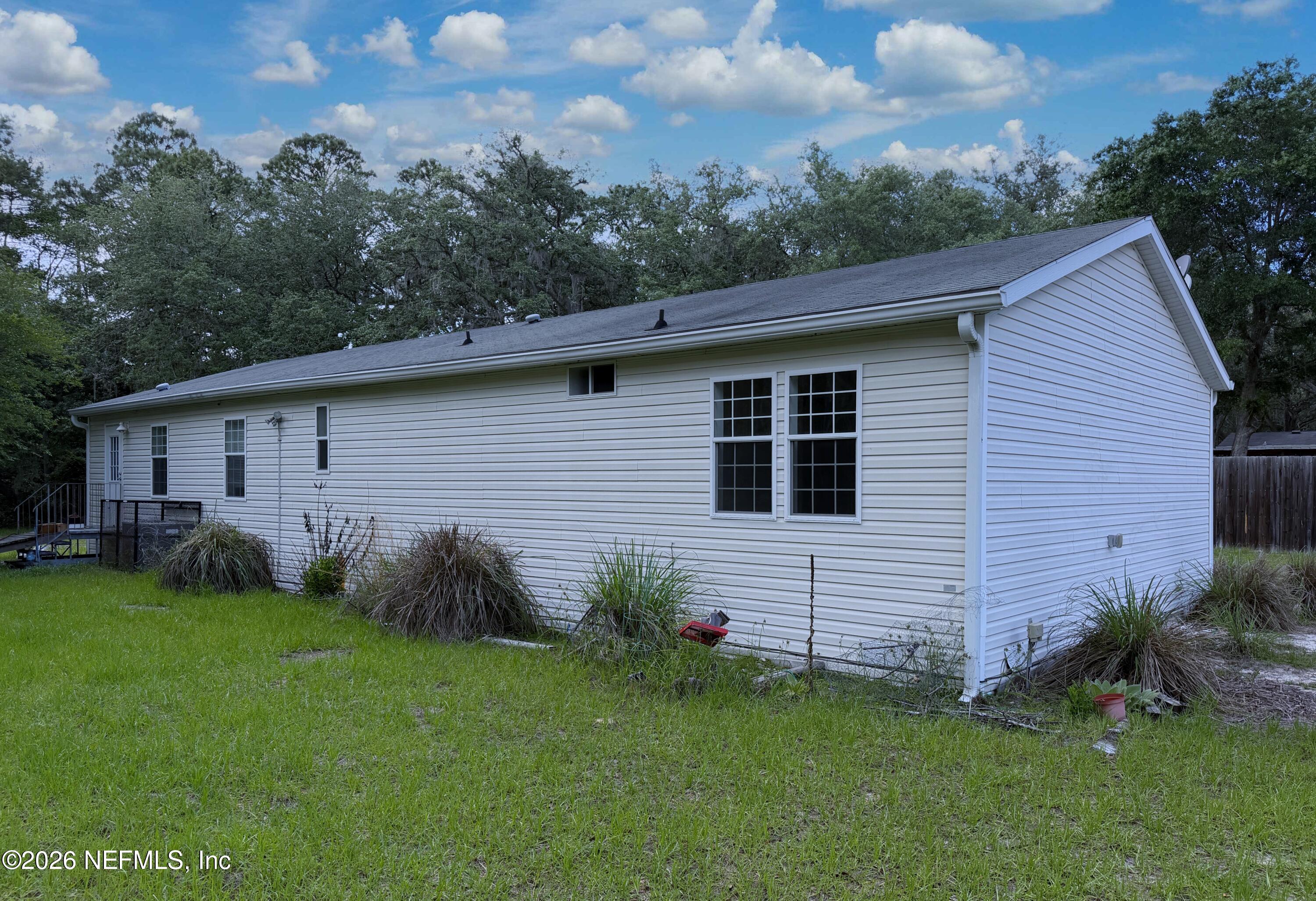 136 Short Pine Road Hawthorne, FL 32640 - Photo 5 of 39 a view of a back yard of the house