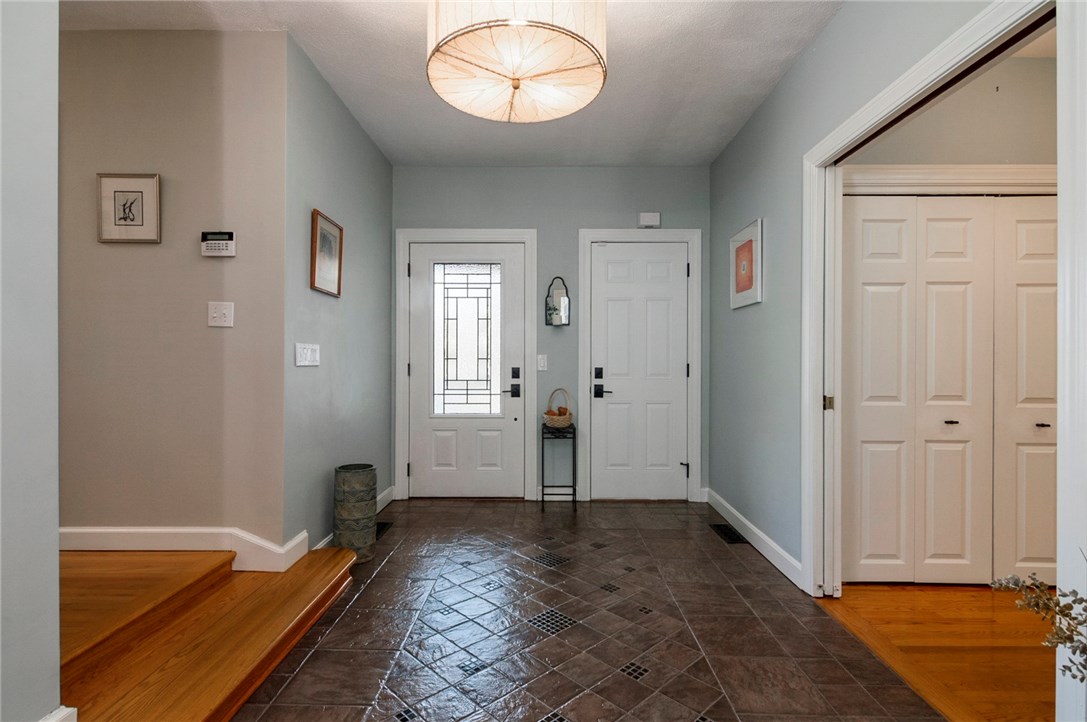 245 Country View Drive Warwick, RI 02886 - Photo 4 of 27