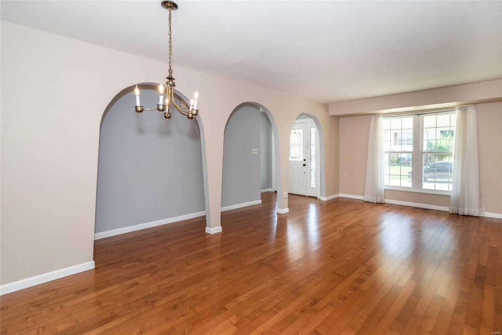 687 Walnut Point Court Ballwin, MO 63021 - Photo 2 of 19 Gallery Image 2
