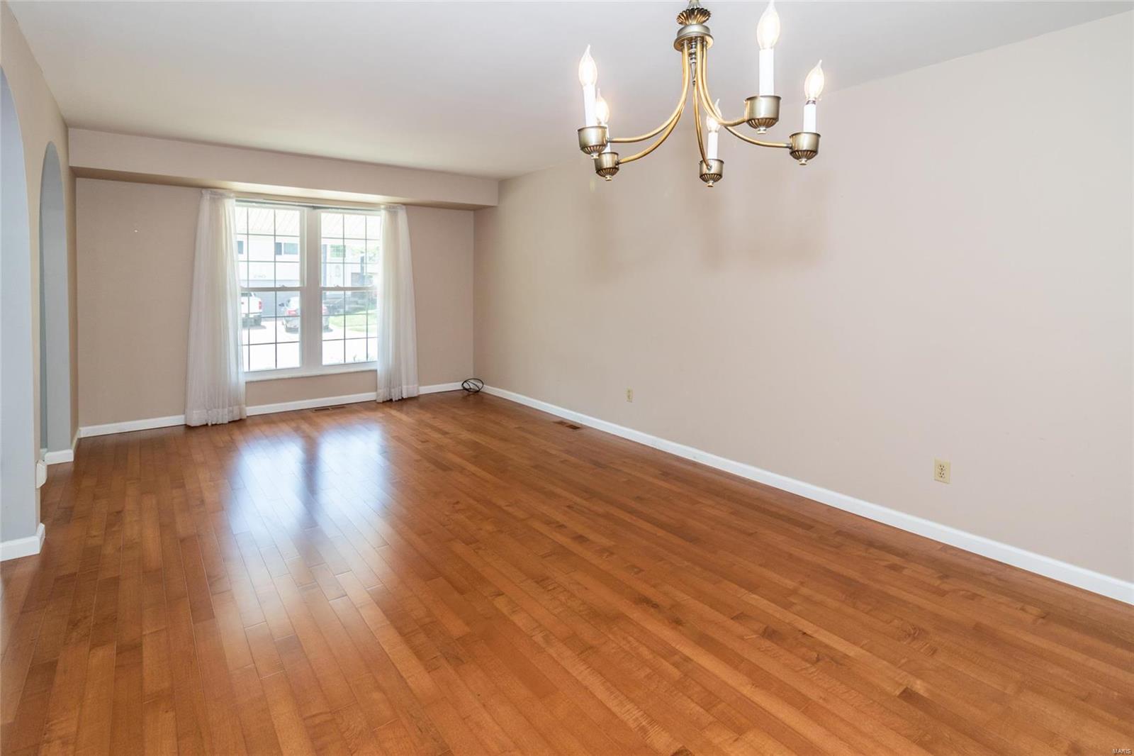 687 Walnut Point Court Ballwin, MO 63021 - Photo 3 of 19 Gallery Image 3