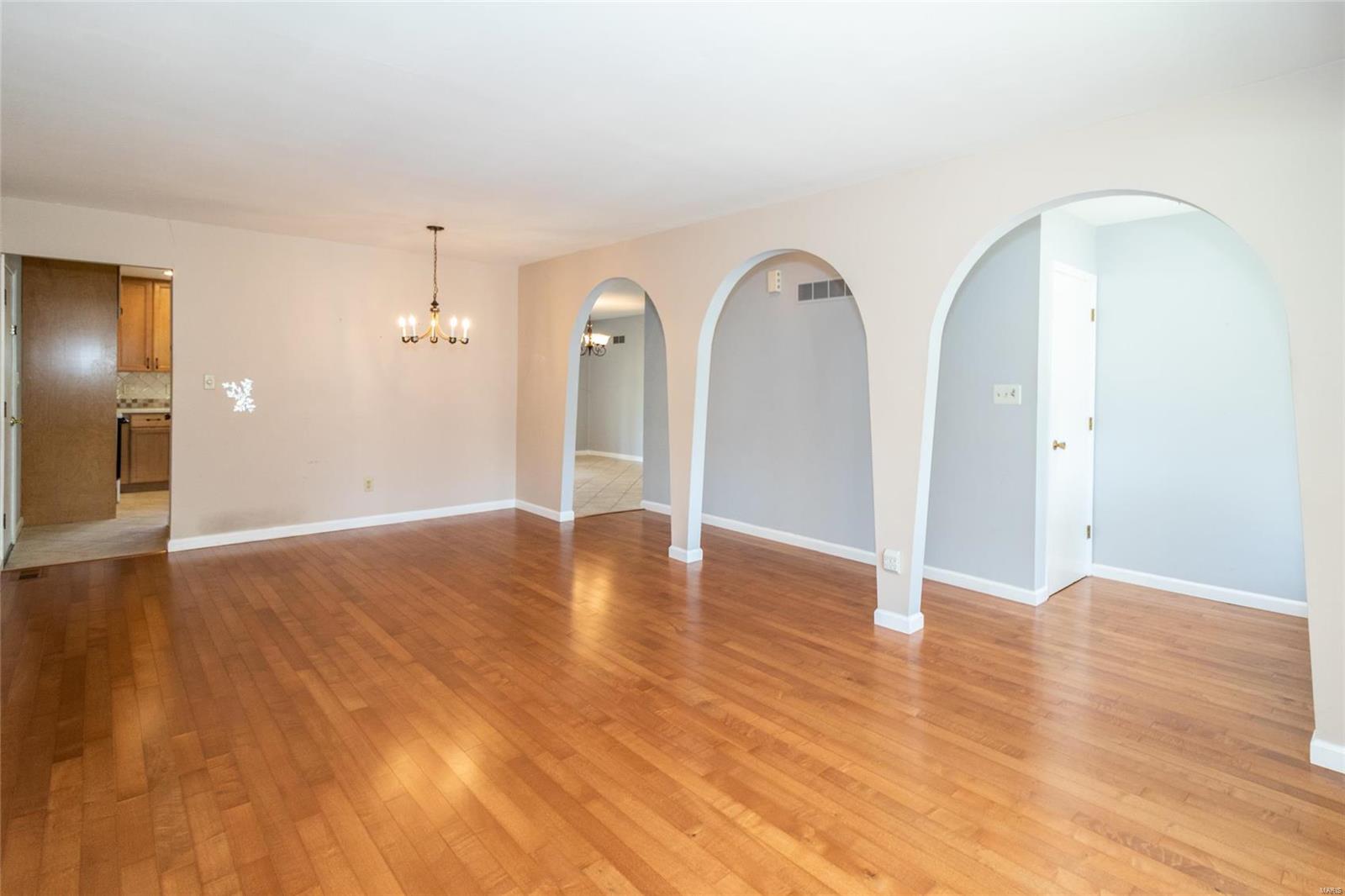 687 Walnut Point Court Ballwin, MO 63021 - Photo 4 of 19 Gallery Image 4