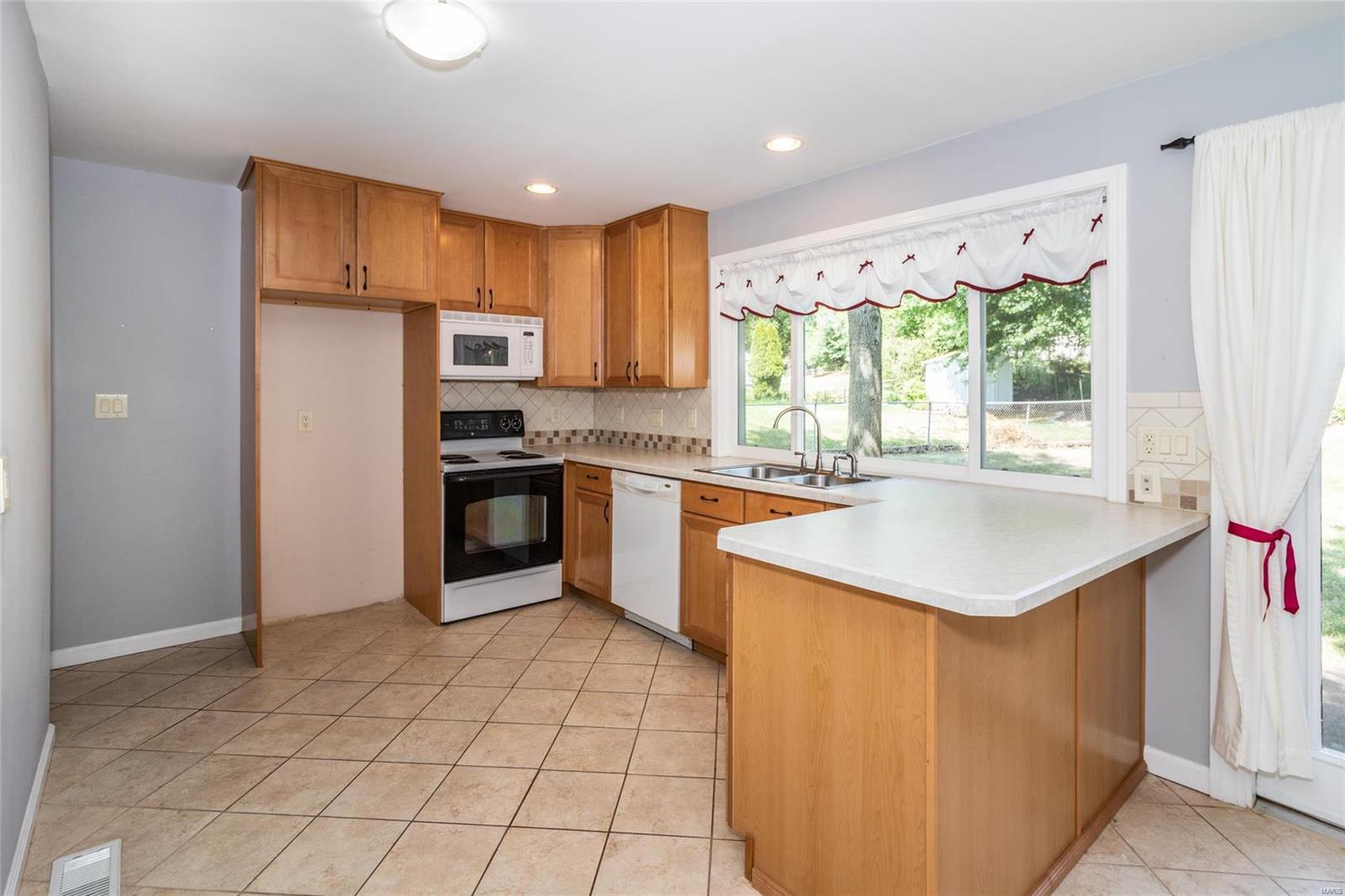 687 Walnut Point Court Ballwin, MO 63021 - Photo 5 of 19 Gallery Image 5