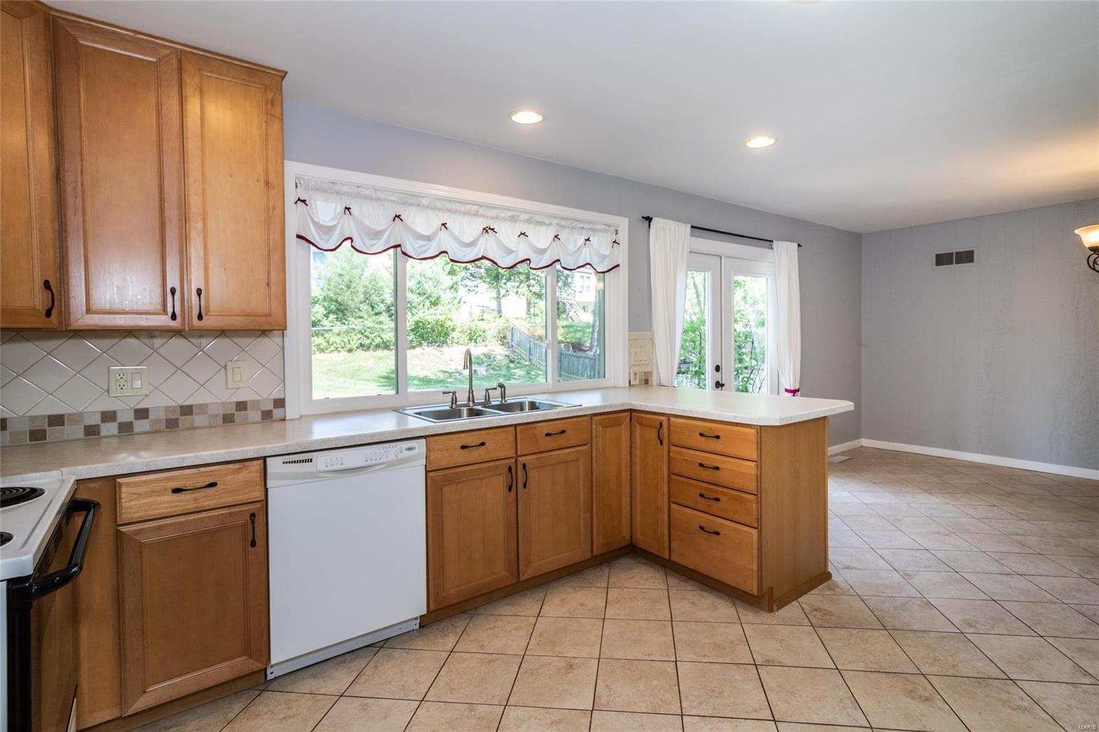 687 Walnut Point Court Ballwin, MO 63021 - Photo 6 of 19 Gallery Image 6