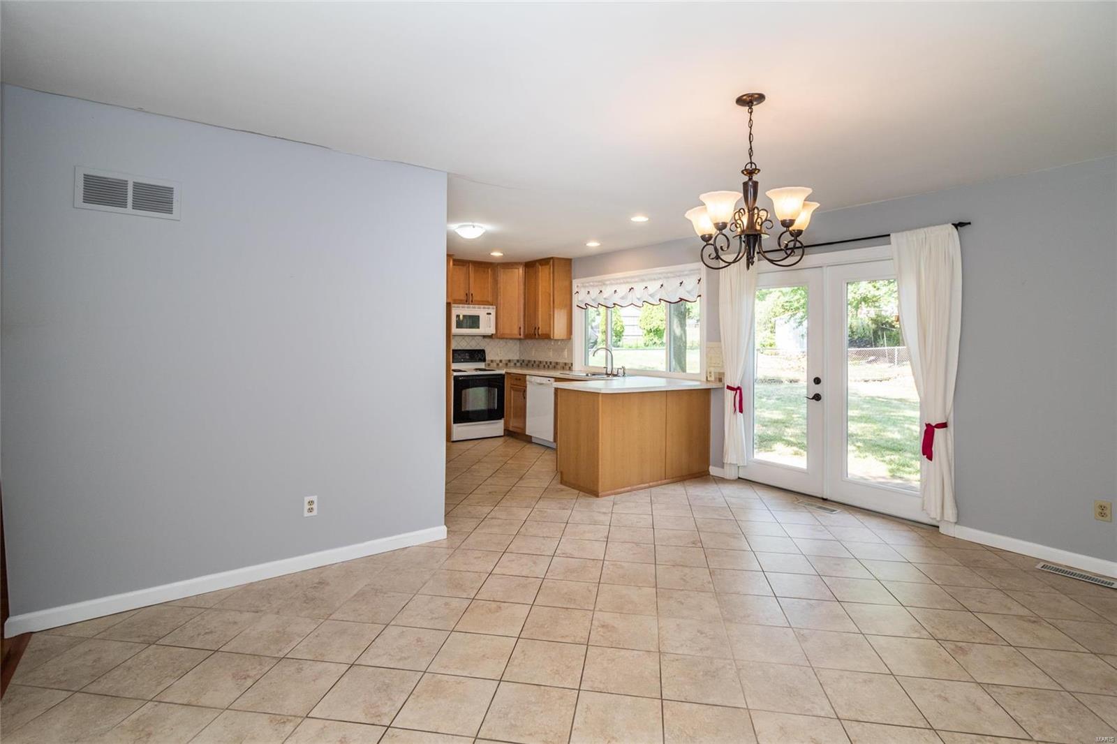 687 Walnut Point Court Ballwin, MO 63021 - Photo 7 of 19 Gallery Image 7