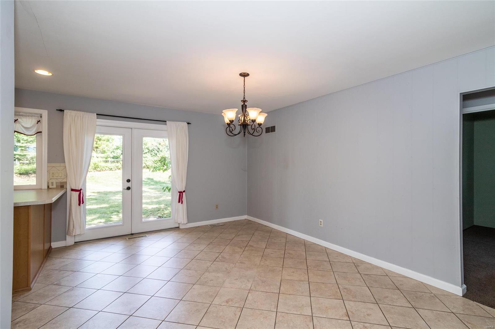 687 Walnut Point Court Ballwin, MO 63021 - Photo 8 of 19 Gallery Image 8