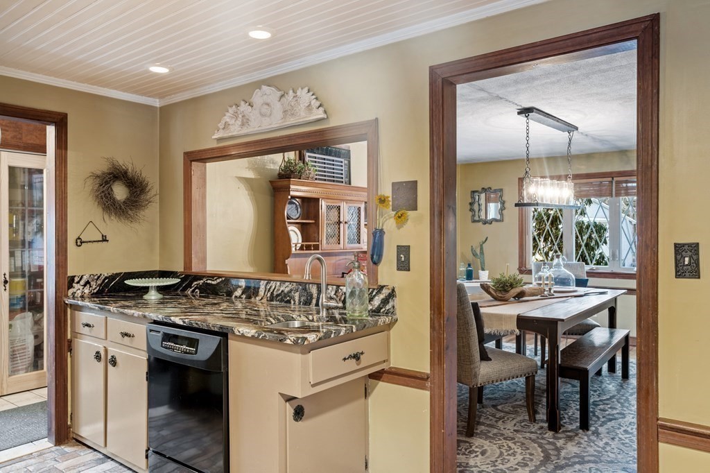 6 Oxford Road Hampstead, NH 03841 - Photo 10 of 32 a kitchen that has a stove and a table in it