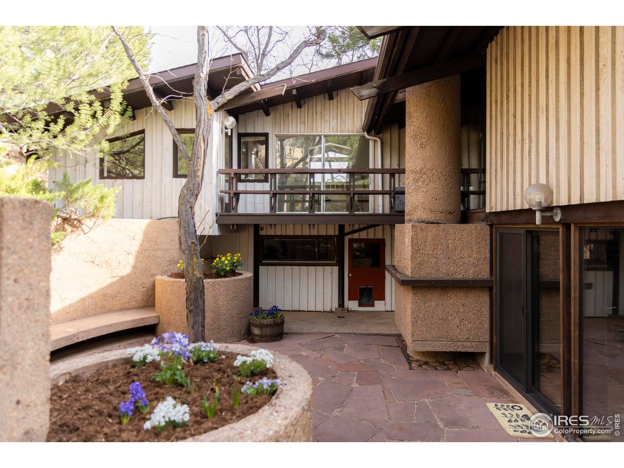 705 Willowbrook Road Boulder, CO 80302 - Photo 27 of 34 a view of living room kitchen and entryway