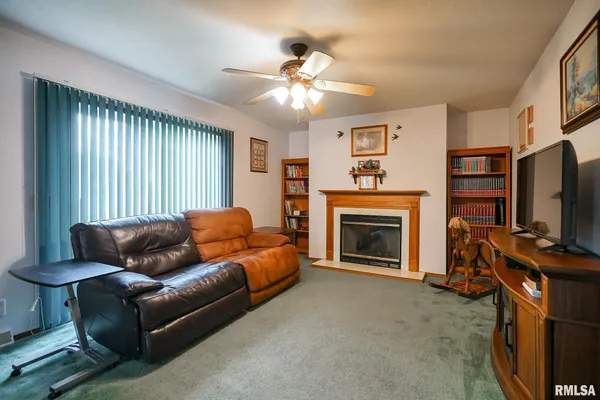 $252,500 | 297 Macallen Lake Road, Carlock, IL 61725