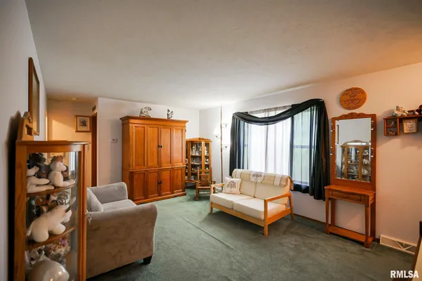 $252,500 | 297 Macallen Lake Road, Carlock, IL 61725