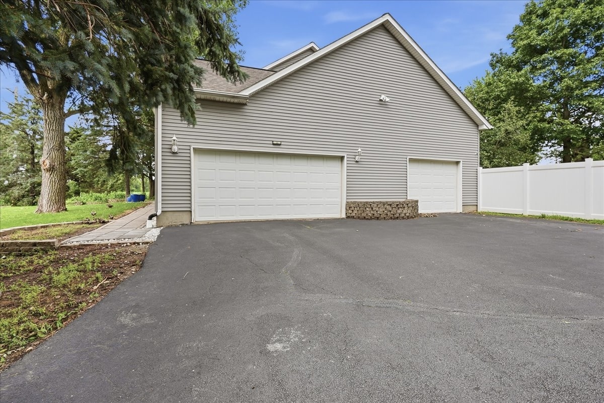2202 Bloomingdale Road Bloomington, IL 61705 - Photo 5 of 44