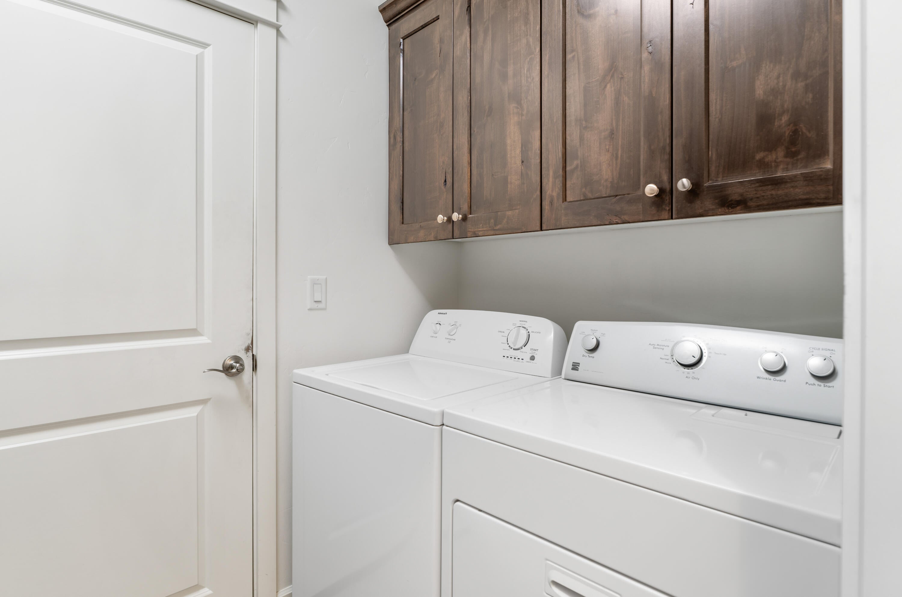 20182 Stonegate Drive Bend, OR 97702 - Photo 39 of 50 09-Laundry Room