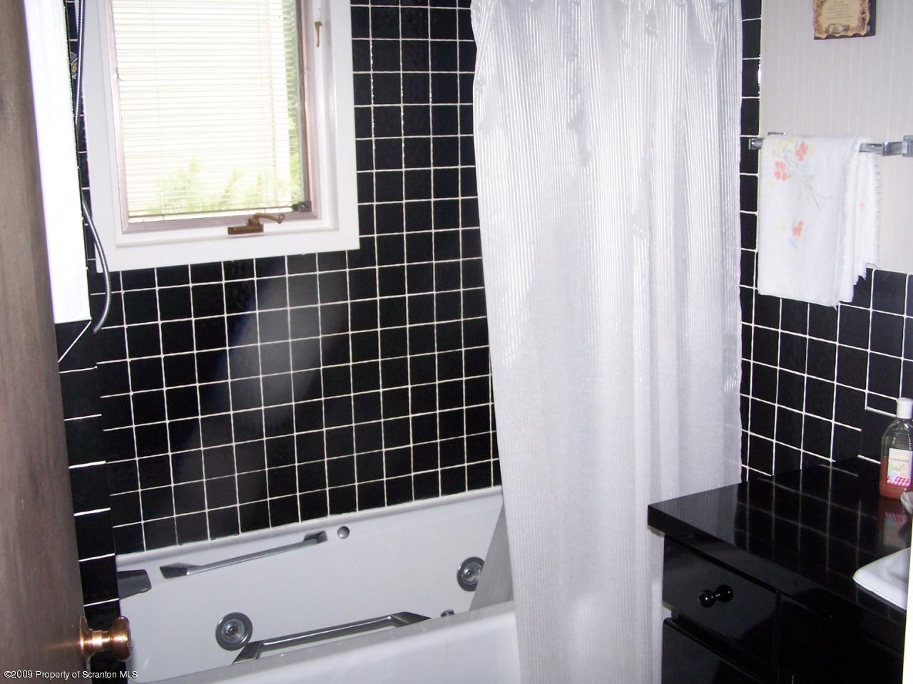 2644 Boulder Road Lake Ariel, PA 18436 - Photo 7 of 15 a bathroom with a bathtub