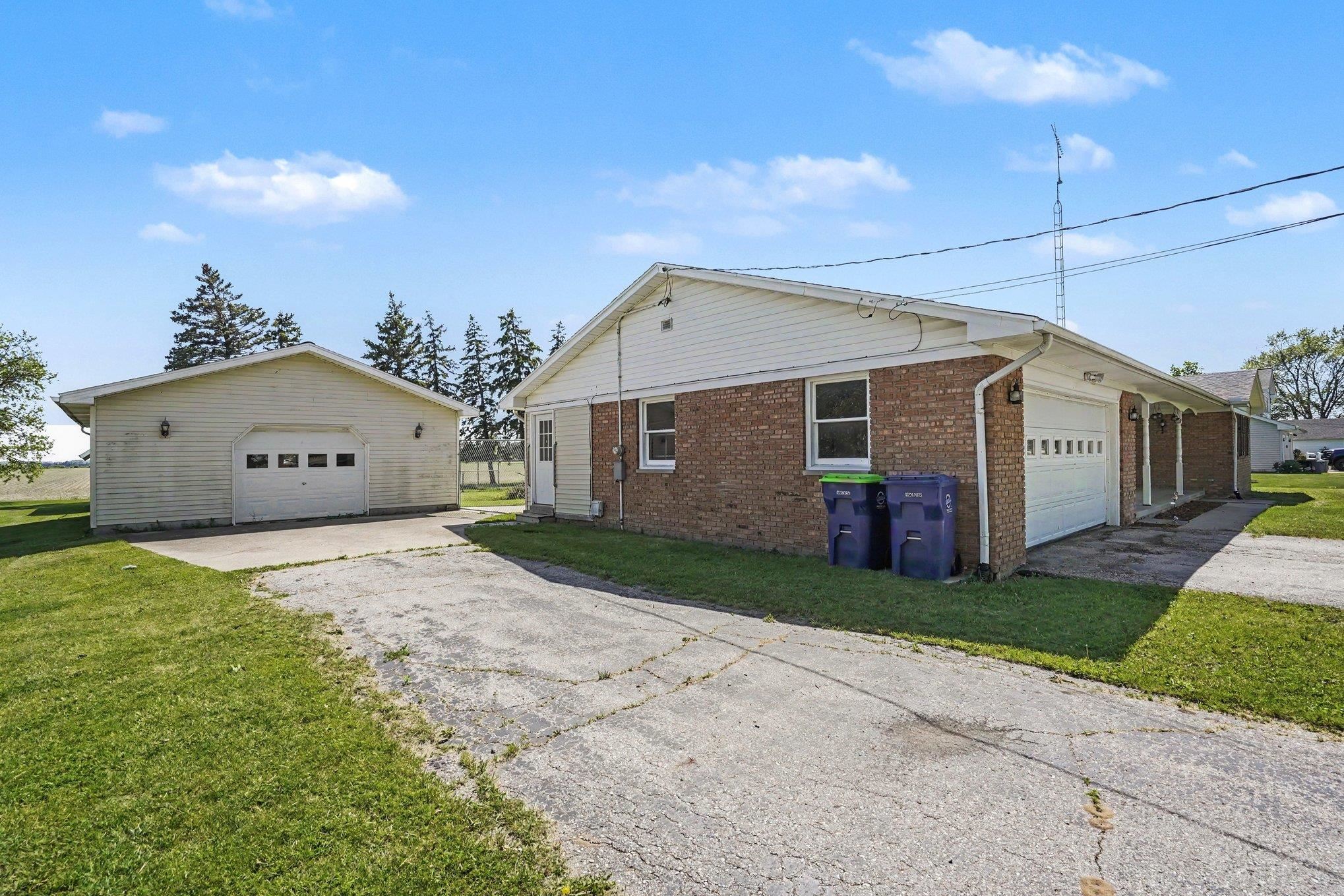 4925 West Freeland Road Saginaw, MI 48604 - Photo 3 of 32
