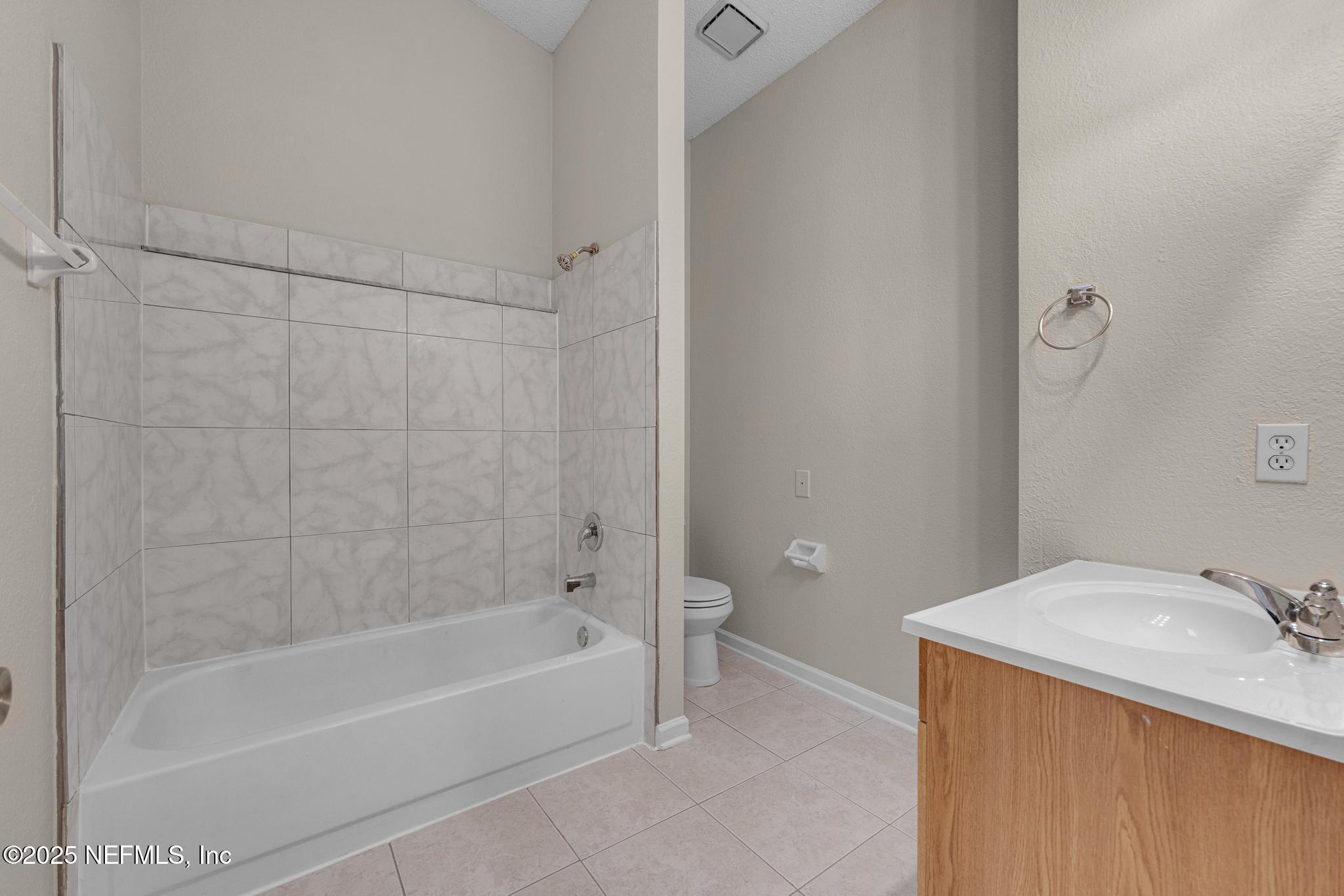 791 Assisi Lane, Unit 1104 Jacksonville, FL 32233 - Photo 25 of 37 Upstairs Bath