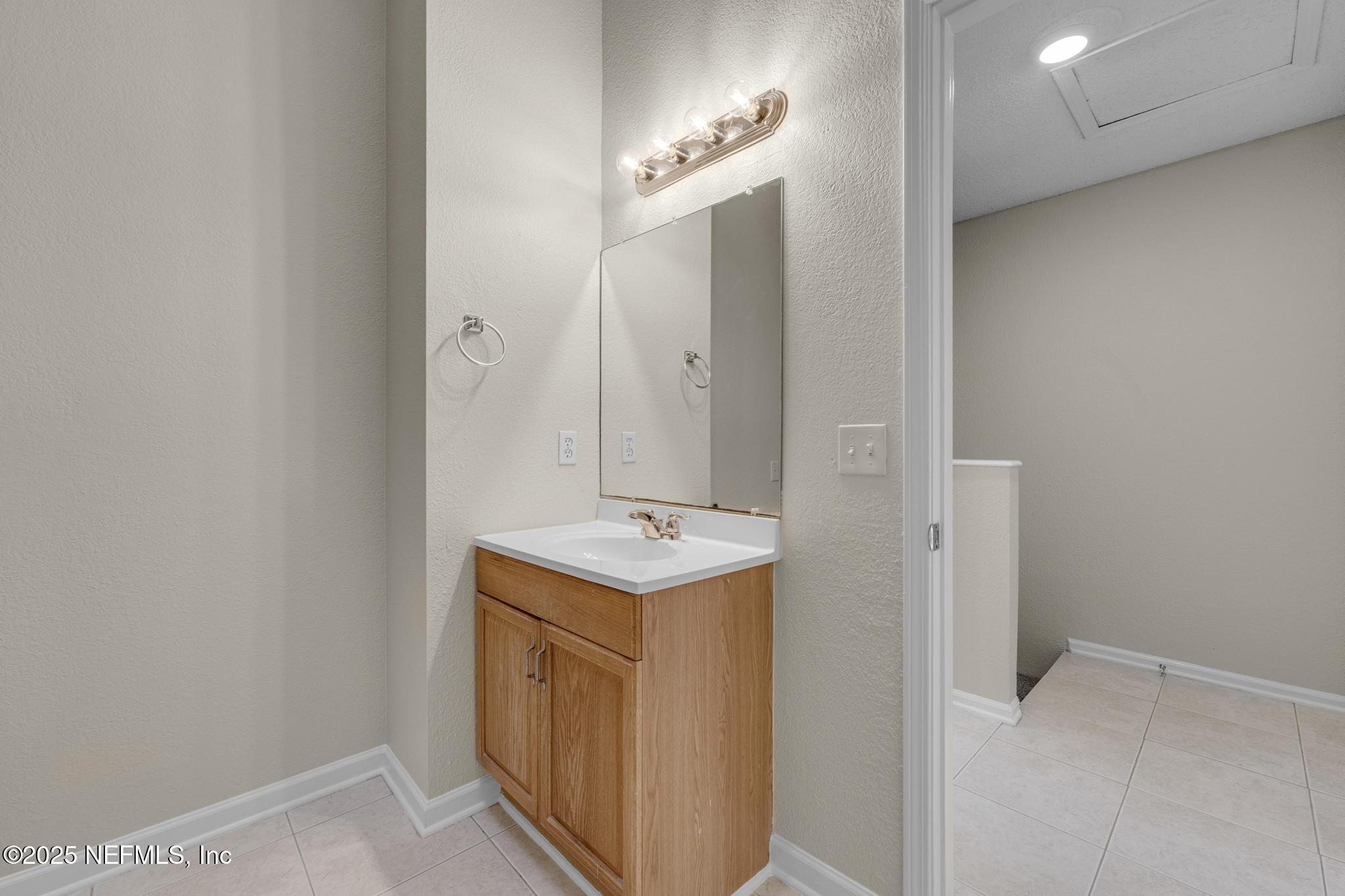 791 Assisi Lane, Unit 1104 Jacksonville, FL 32233 - Photo 26 of 37 Upstairs Bath