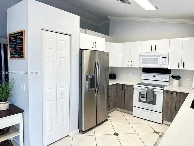 $2,400 | 720 2nd Place Southwest, Vero Beach, FL 32962