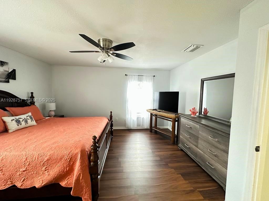 720 2nd Place Southwest Vero Beach, FL 32962 - Photo 33 of 44 a bedroom with a bed and a television