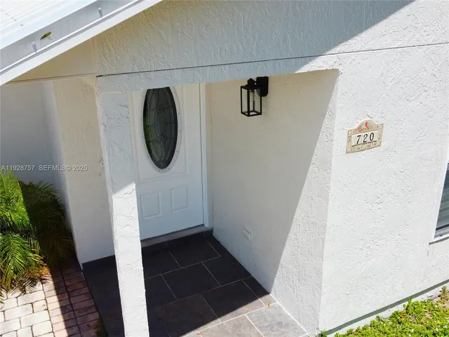 $2,400 | 720 2nd Place Southwest, Vero Beach, FL 32962