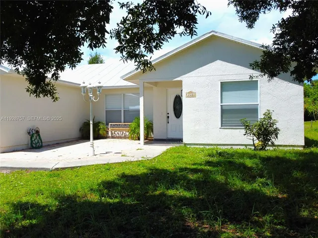 $2,400 | 720 2nd Place Southwest, Vero Beach, FL 32962