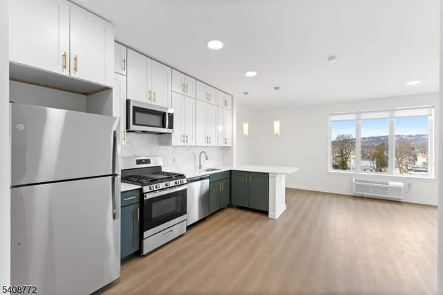 $1,850 | 321 East 3rd Street, Unit 525, Plainfield, NJ 07060