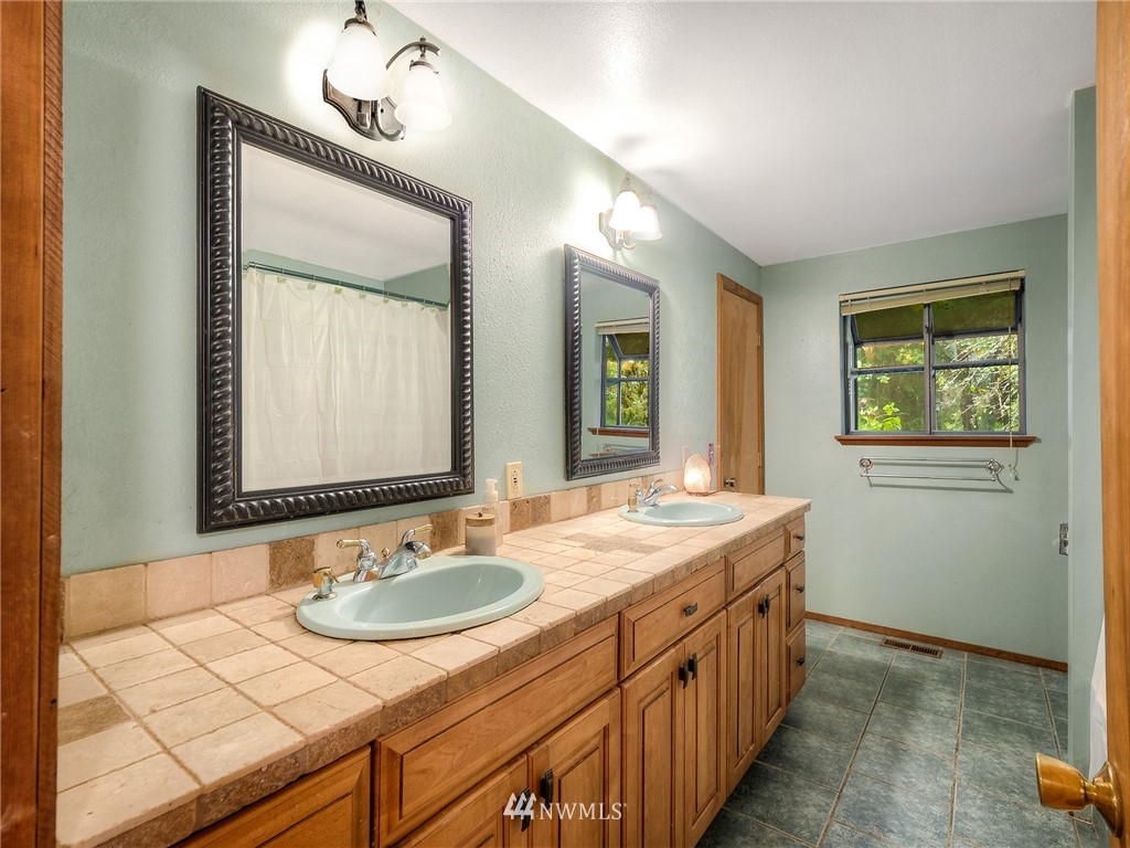2206 Rimrock Court Southwest Olympia, WA 98512 - Photo 12 of 35 Gallery Image 12