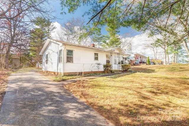 a view of a yard with a house