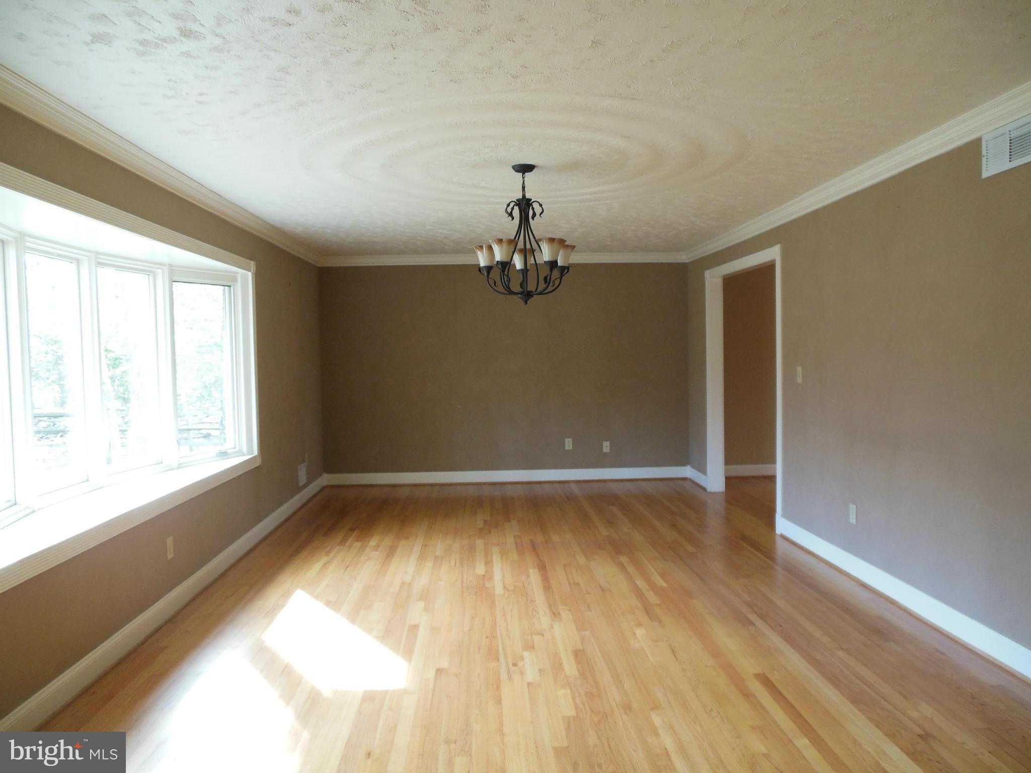 8350 Pinehurst Road Pasadena, MD 21122 - Photo 20 of 30 Living Room