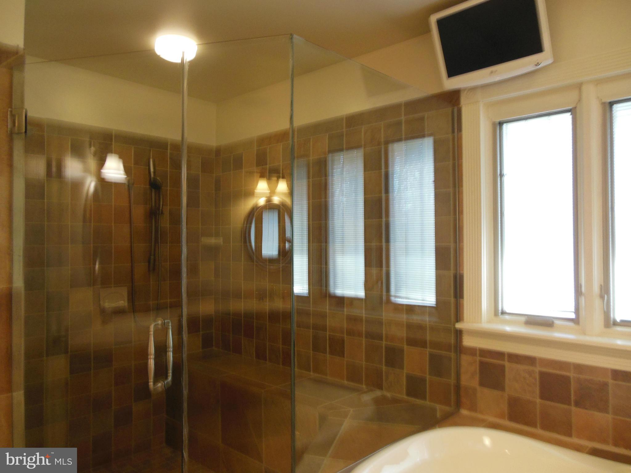 8350 Pinehurst Road Pasadena, MD 21122 - Photo 26 of 30 Bath (Master)
