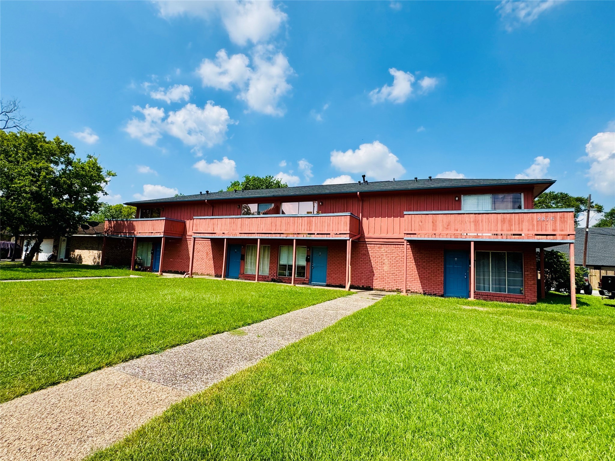 2816 Lafferty Road, Unit 4 Pasadena, TX 77502 - Photo 5 of 10 a front view of a house with garden