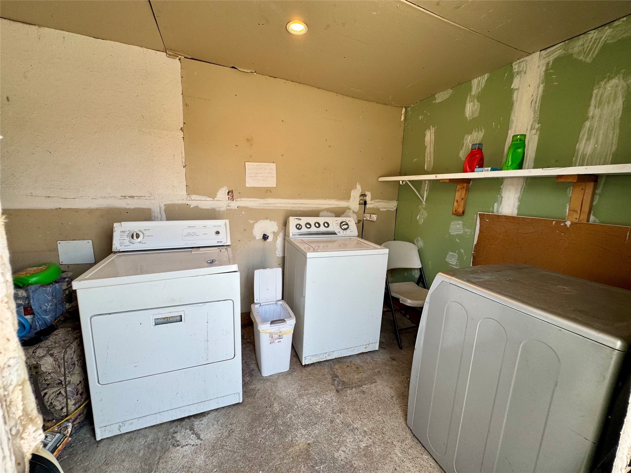 2816 Lafferty Road, Unit 4 Pasadena, TX 77502 - Photo 6 of 10 a utility room with dryer and washer