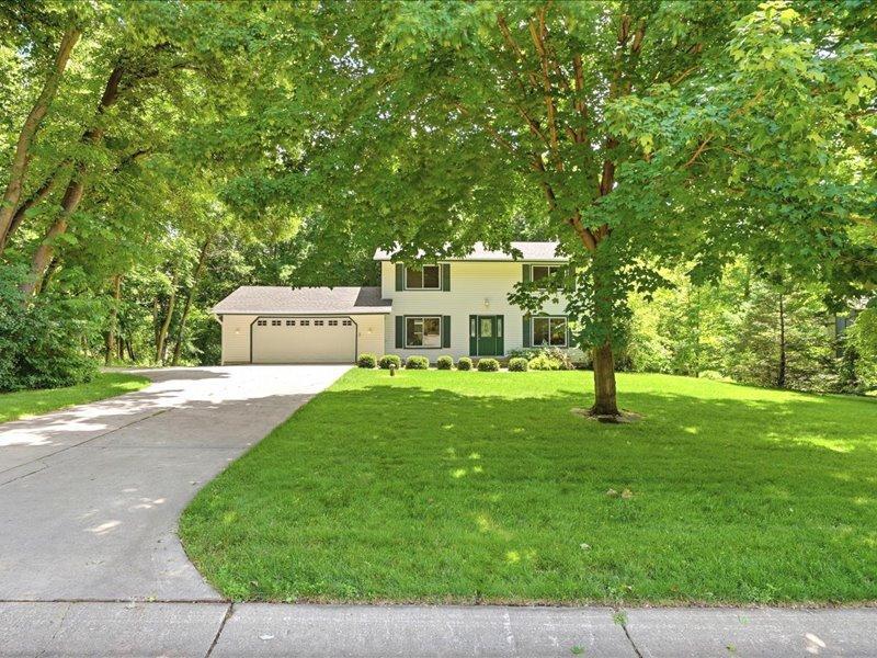 9331 Cedar Forest Road Eden Prairie, MN 55347 - Photo 3 of 41