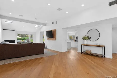 $2,299,000 | 161 Yukon Drive, Woodbury, NY 11797