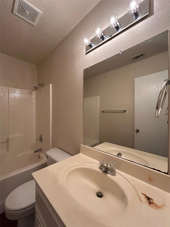 7917 Rattlers Court Arlington, TX 76002 - Photo 12 of 21 a bathroom with a sink and mirror
