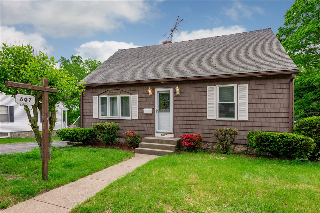607 Mendon Road Woonsocket, RI 02895 - Photo 2 of 21