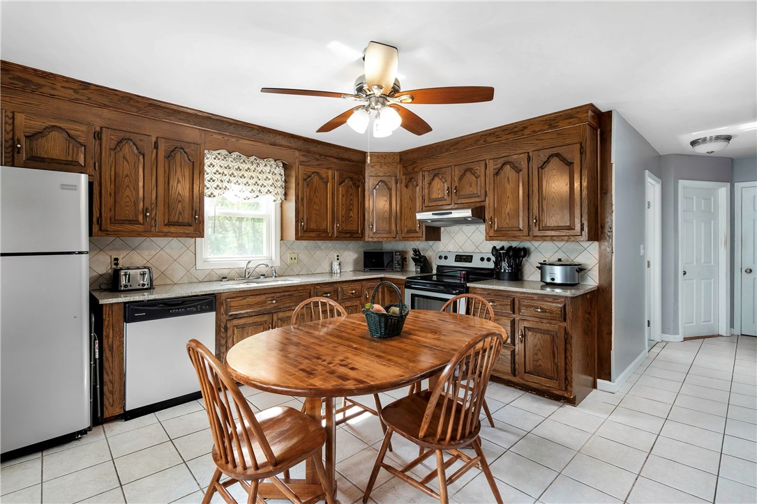 607 Mendon Road Woonsocket, RI 02895 - Photo 4 of 21