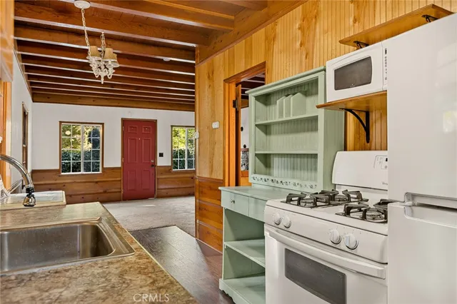 a view of walk in closet