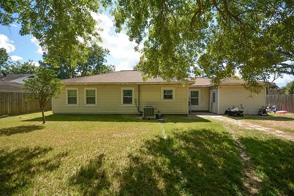 $1,900 | 116 Texas Avenue, League City, TX 77573
