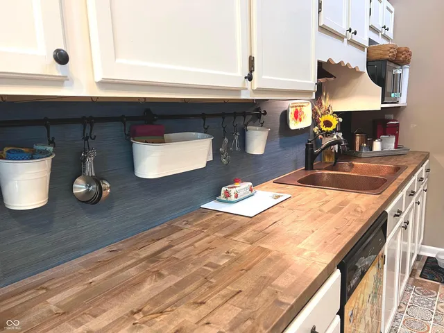 $315,900 | 2005 East Poplarwood Court, Rockville, IN 47872