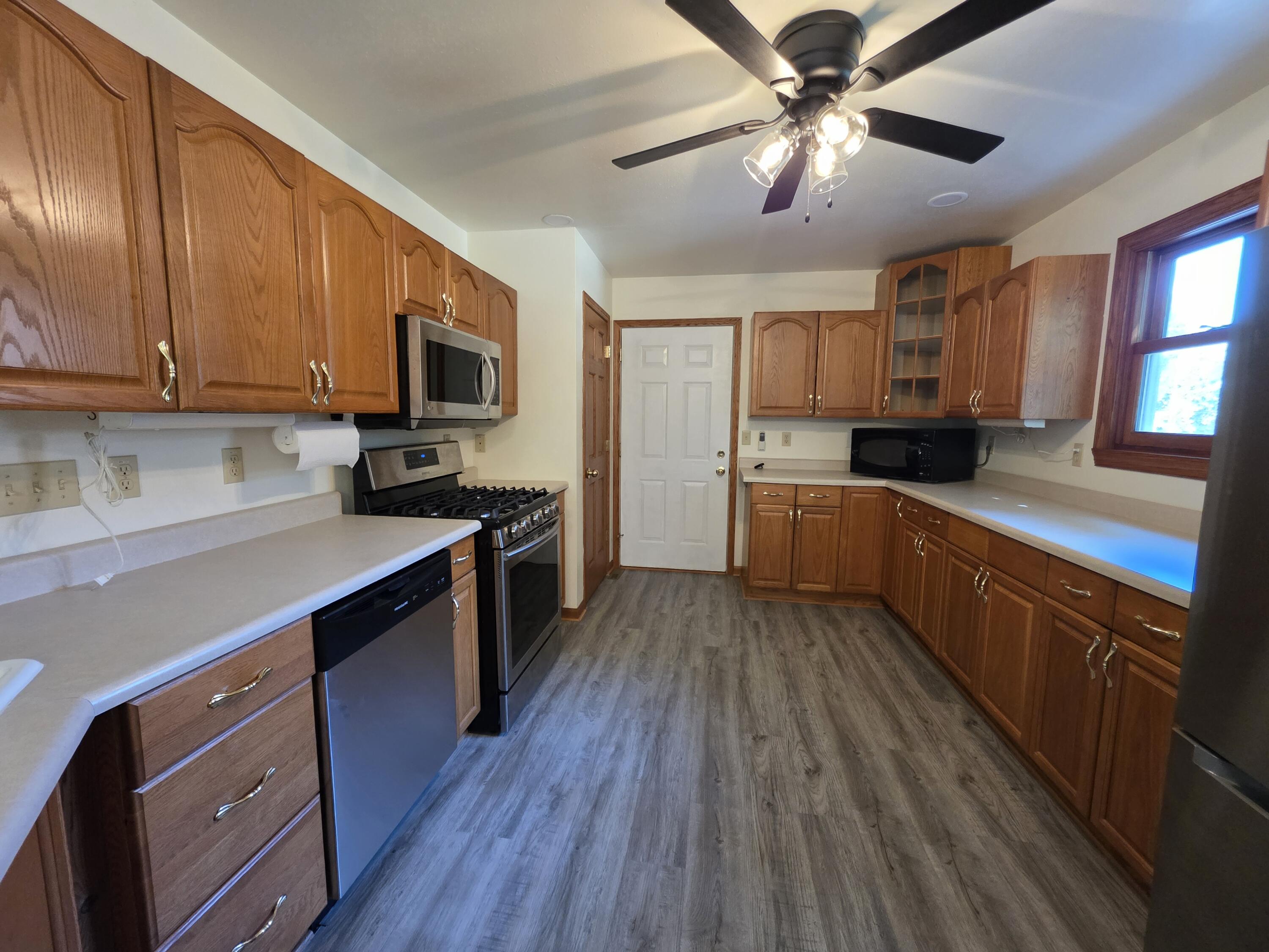 10719 West Calumet Road Milwaukee, WI 53224 - Photo 17 of 30 Kitchen